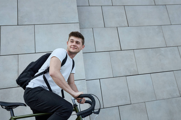 Şehirde bisiklet ile poz yakışıklı hipster adam. - Fotoğraf, Görsel