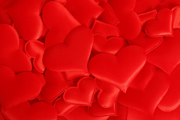 Κόκκινο ύφασμα καρδιές τοποθετημένα τυχαία. Φόντο - Φωτογραφία, εικόνα