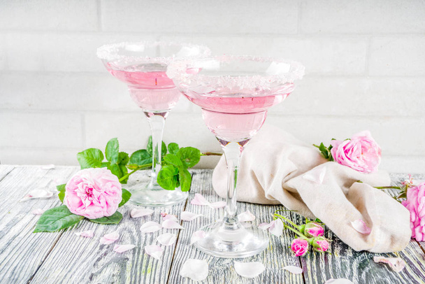 Pink rose cocktail Rice ‘n’ Roses - Фото, изображение