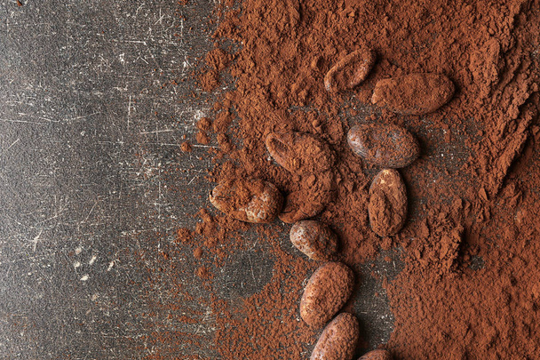 Какао порошок и бобы на столе
 - Фото, изображение