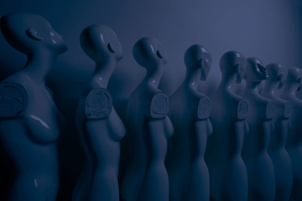 Foto azul escuro de figuras de mulher de plástico na linha
 - Foto, Imagem