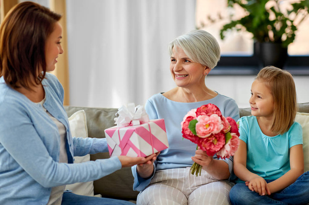 female family giving present to grandmother - Fotografie, Obrázek