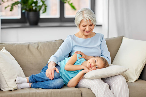 grandmother and granddaughter resting on pillow - Zdjęcie, obraz