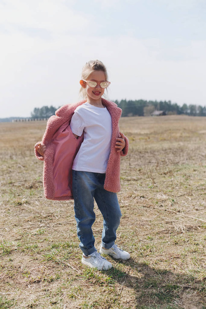 cute little girl with red coat - Valokuva, kuva