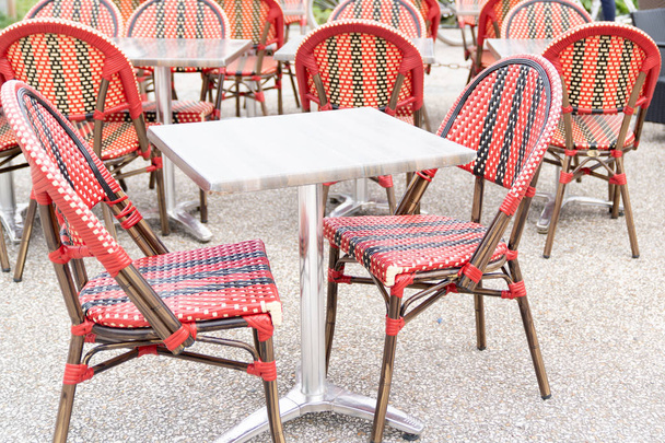 červené vinobraní židle na letní terase venkovní nábytek - Fotografie, Obrázek