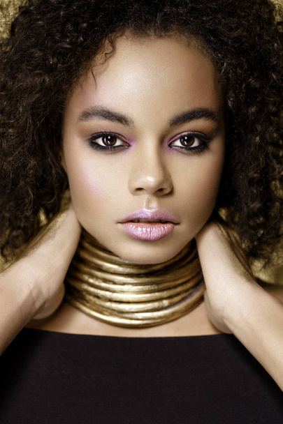 Retrato de estudio de moda de mujer hermosa en capa negra con peinado afro rizos. Moda y belleza
 - Foto, Imagen