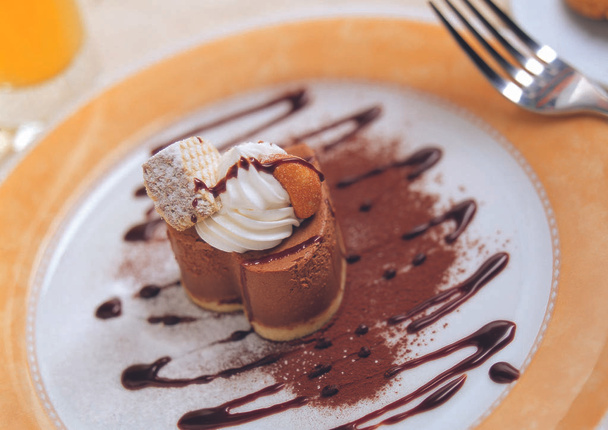 chocolate cake on plate - Foto, Bild