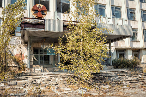 Pripyat, Ucrânia - 19 de agosto de 2017: Edifício abandonado na cidade de Pripyat, Zona de Exclusão de Chernobyl
 - Foto, Imagem