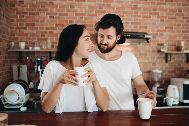 Romantik genç çift mutfakta birlikte kahve içiyor - Fotoğraf, Görsel