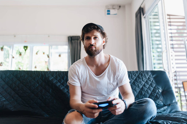 A man playing video games - Foto, afbeelding