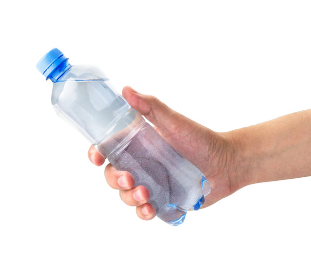 Бутылка воды в руке изолированы, на белом
. - Фото, изображение