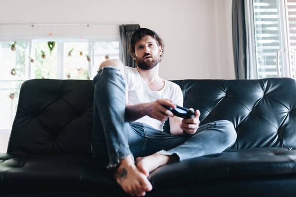 A man playing video games - Foto, Bild