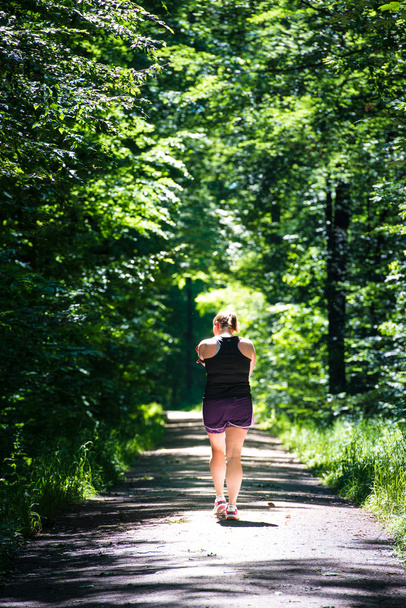 mujer corriendo en el bosque - Foto, Imagen