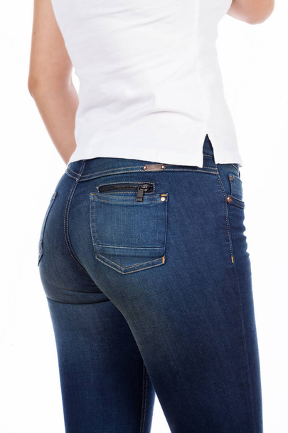 Damenmode, T-Shirt und Jeans für Frauen - Foto auf weißem Hintergrund. - Foto, Bild