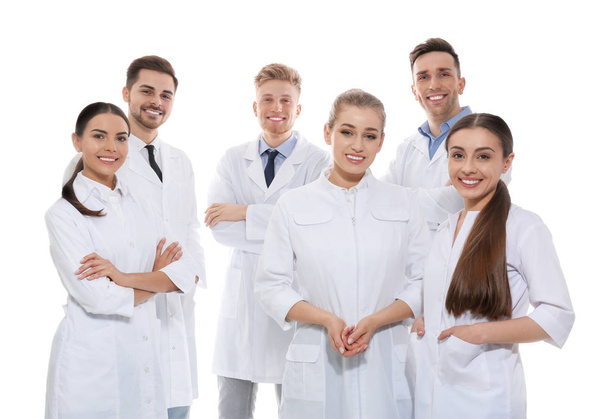 A fehérre izolált orvosok csoportja. Egységkoncepció - Fotó, kép