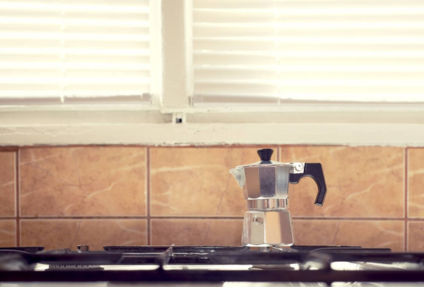 Moka caffettiera su una stufa a gas in cucina
 - Foto, immagini