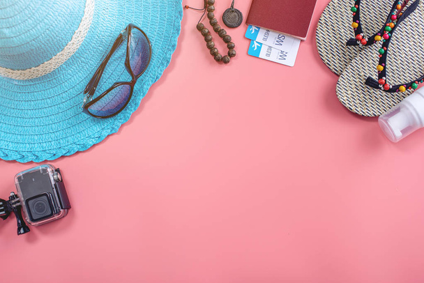 Material de viaje: sombrero, gafas de sol, pasaporte sobre fondo rosa. Concepto de ir de vacaciones en el mar. Vista superior
 - Foto, Imagen