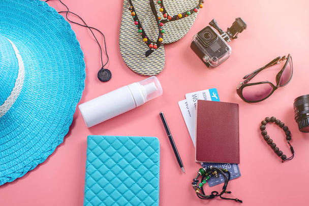 Voyage fournitures de vacances : chapeau, lunettes de soleil, appareil photo, passeport et billets d'avion sur fond rose. Vue de dessus. Pose plate
 - Photo, image