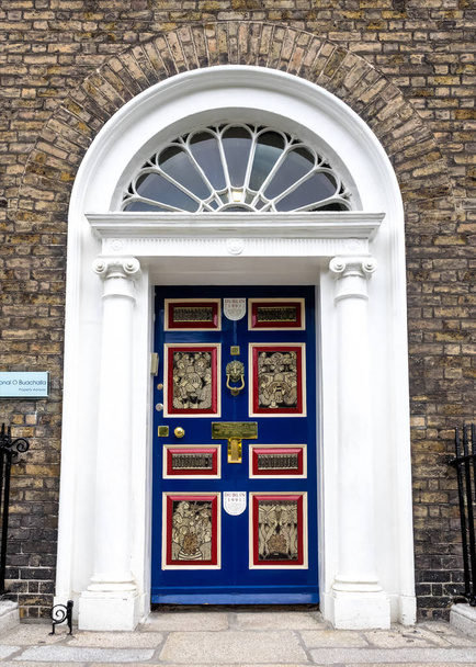 πολύχρωμα γεωργιανό πόρτα της πόλης του Δουβλίνου, Merrion Square, Ιρλανδία - Φωτογραφία, εικόνα
