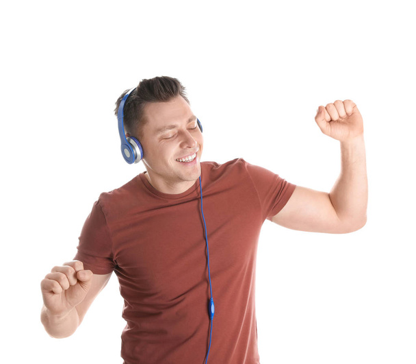 Mann genießt Musik im Kopfhörer auf weißem Hintergrund - Foto, Bild