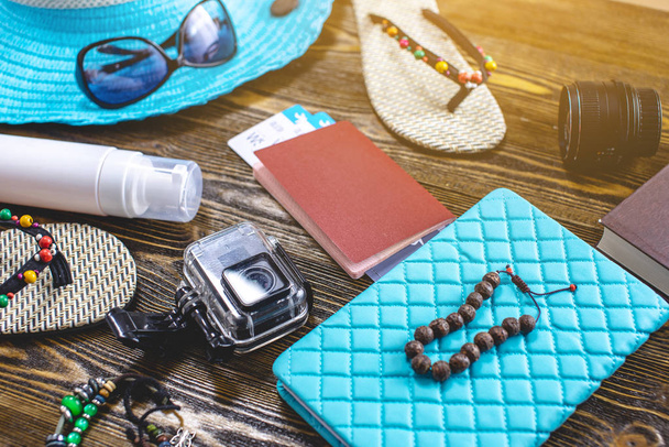 Seyahat tatil malzemeleri: şapka, güneş gözlüğü, parmak arası terlik, pasaport ve eski ahşap arka plan üzerinde uçak biletleri. Düz yatıyordu - Fotoğraf, Görsel