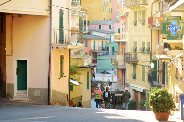 Casas coloridas de Manarola, uno de los cinco pueblos centenarios de Cinque Terre, Riviera Italiana, Liguria, Italia
. - Foto, imagen