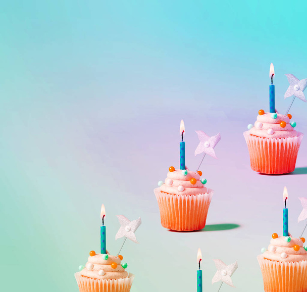 Cupcake con candele accese - Foto, immagini