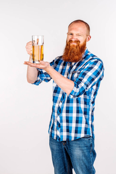  man drinking beer on white background - Foto, afbeelding