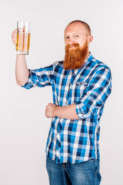  man drinking beer on white background - Foto, Bild