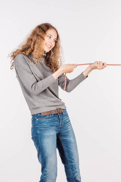 Mulher puxando uma corda
 - Foto, Imagem