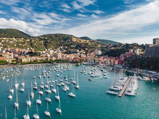 Vue aérienne de petits yachts et bateaux de pêche dans la ville de Lerici, une partie de la Riviera italienne, Italie
. - Photo, image