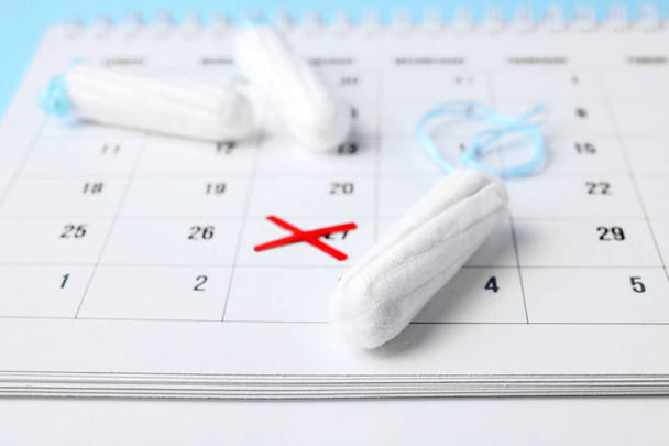 Tampons and calendar with marked date, closeup. Gynecological care - Fotoğraf, Görsel