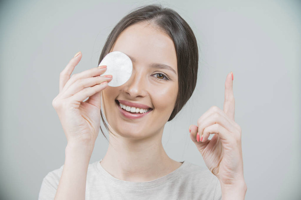 Woman using cotton pad. Healthy skin brunette woman closeup face clean healthy skin - Φωτογραφία, εικόνα