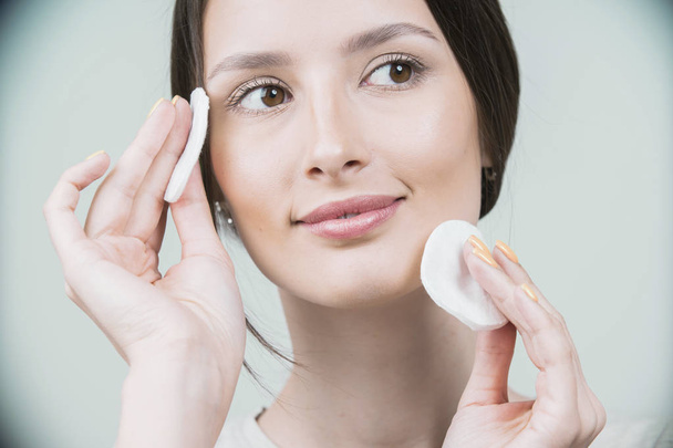 Woman using cotton pad. Healthy skin brunette woman closeup face clean healthy skin - Foto, immagini