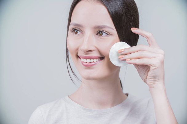 Woman using cotton pad. Healthy skin brunette woman closeup face clean healthy skin - Fotografie, Obrázek
