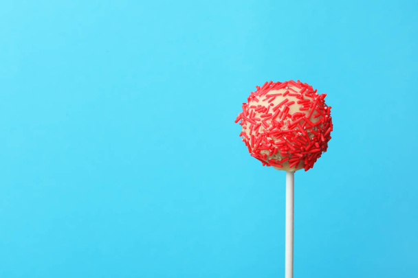 Yummy bright cake pop on color background. Space for text - Foto, Imagem