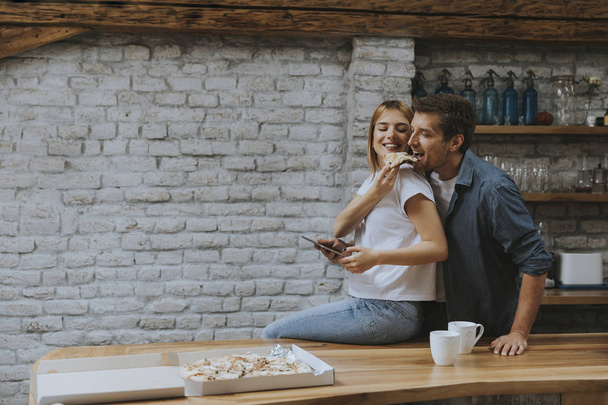 Happy para jeść śniadanie razem w rustykalnej kuchni w domu - Zdjęcie, obraz