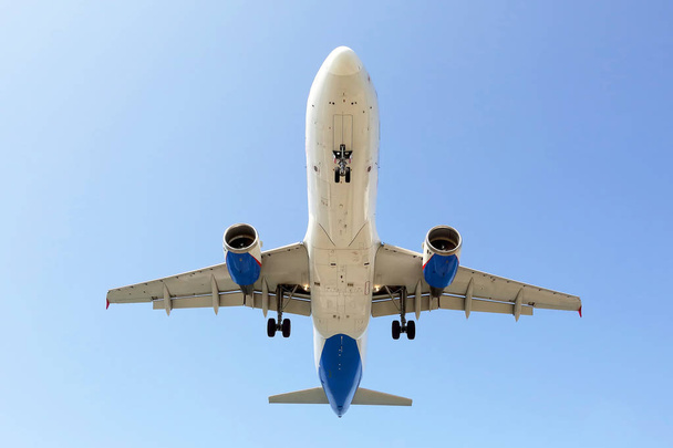 пасажирський літак летить на посадку. комерційна авіакомпанія
 - Фото, зображення