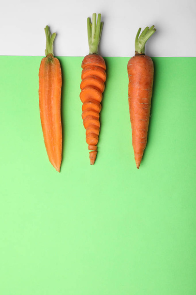 Flat lay composition with fresh carrots on color background. Space for text - Foto, Imagem