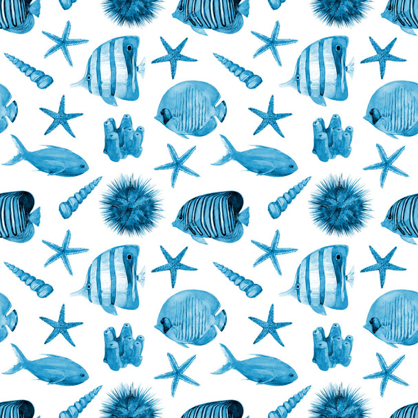 Aquarell nahtloses Muster mit Unterwasserlebewesen - Korallen, tropischen Fischen, Seeigeln und Seesternen. - Foto, Bild