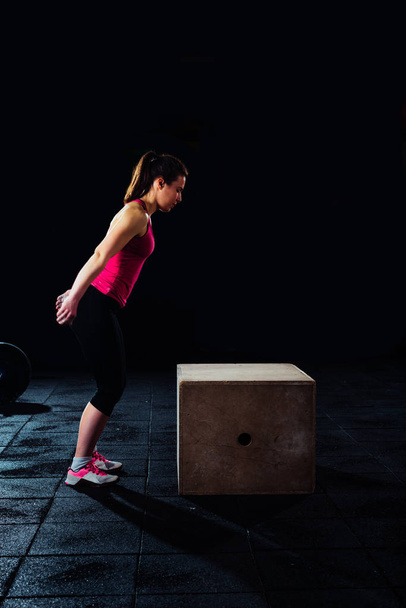 Atleta feminina está se preparando caixa salta em gy
 - Foto, Imagem