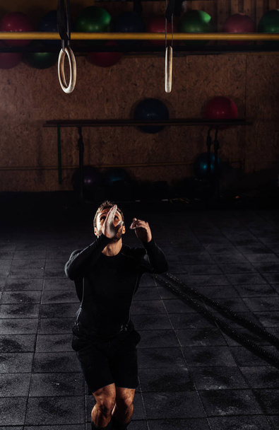 Чоловік фітнес спортсмен вправи в тренажерному залі кросфіту
 - Фото, зображення