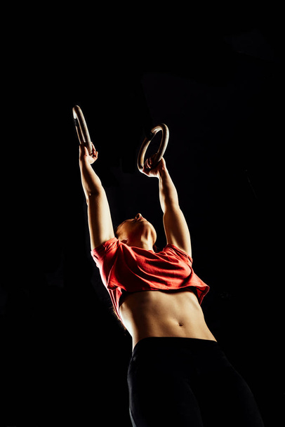 Female fitness athlete exercising in crossfit gym - Fotografie, Obrázek