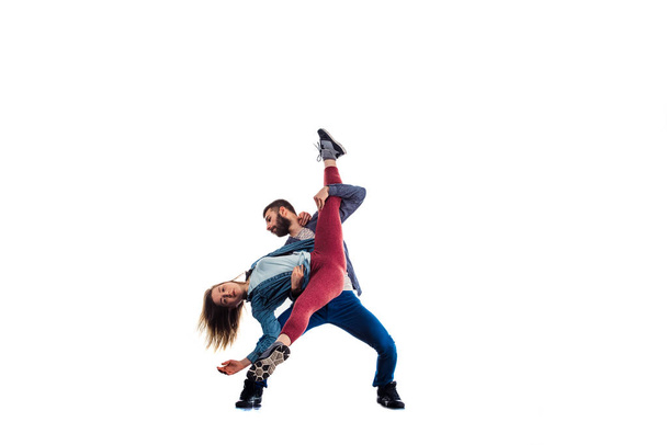 Młody mężczyzna i kobieta tańczący razem - Zdjęcie, obraz