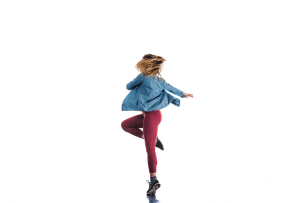 Kadın sanatçı breakdance yapıyor - Fotoğraf, Görsel