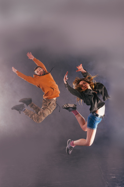 Para taniec skoczył wysoko w powietrzu podczas wykonywania sam - Zdjęcie, obraz