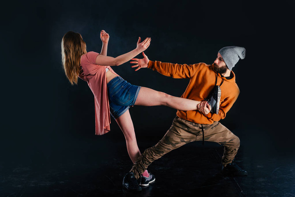 Paar tanzt modernen Tanz und zeigt seine Beinstreckung - Foto, Bild