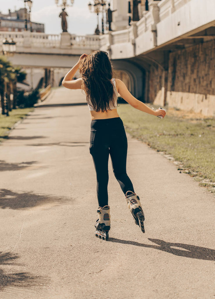 Fine girl roller skating - Foto, Bild