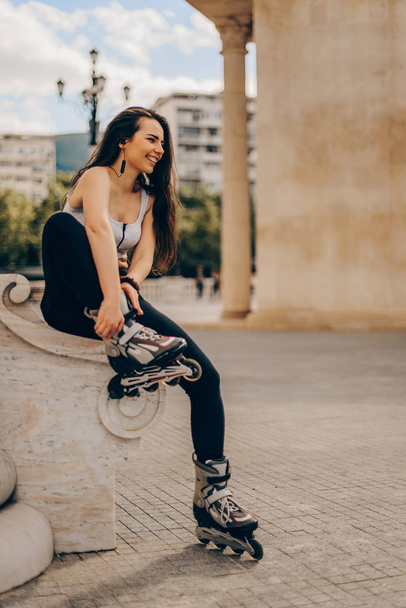 Urban girl roller skating - Zdjęcie, obraz