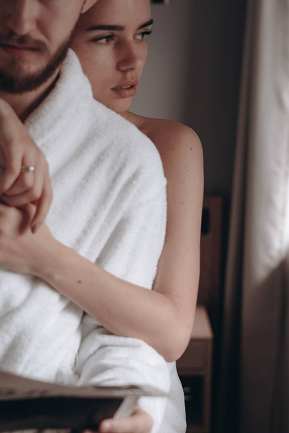 Kerel in een witte vacht en een meisje in een handdoek - Foto, afbeelding